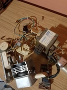 Transformator magnetron i cała elektryka kuchenki mikrofalowej.