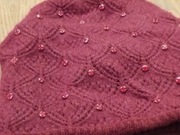 Śliczna bordowa czapka z kamyczkami