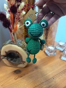 Ciemnozielona żabka szydełkowa brelok zawieszka do kluczy do plecaka 