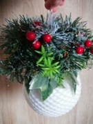 Stroik świąteczny na białej bombce. Idealny prezent. Dekoracja świąteczna 