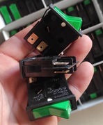 przełącznik kołyskowy podświetlany rocker 16A 250V Marquardt 1545 zielony