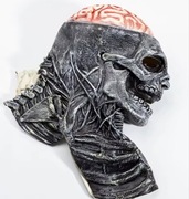 Lateksowa maska z motywem czaszki.