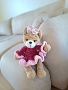 Pluszowy miś w sukience na szydełku handmade Mikołajki naturalna zabawka 