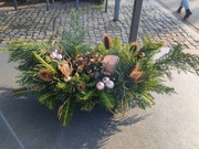 Ręcznie robiony stroik świąteczny – żywe igliwie, naturalny styl 