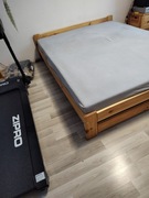 Łóżko drewniane z materacem 