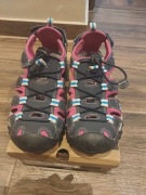 Granatowe sandały trekkingowe McKINLEY Vapor2 JR, Model: 185225, rozmiar 35