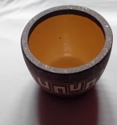 Ceramiczna niemiecka osłonka doniczki Fat Lava, wzór ręcznie wydrapywany.