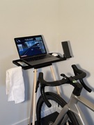 Stolik pod laptop lub tablet pod trenażer