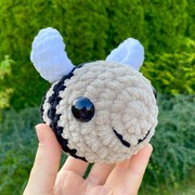 Mała pszczółka na szydełku, maskotka, pluszak.