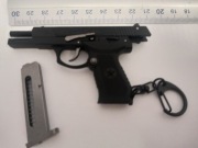 Brelok, pistolet QSZ z funkcją wyrzutu "łuski".