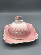 Różowa cukiernica z talerzykiem – ozdobna, porcelanowa vintage