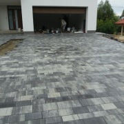 Układanie kostki brukowej z materiałem.Potworów