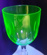 Szkło uranowe kieliszek do wina szlifowany .