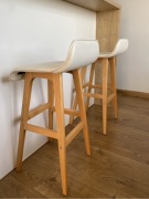 Białe krzesła barowe 