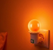 Lampka nocna pomarańczowa.