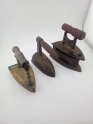 Stare małe żelazko - 3 szt.