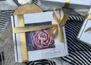 Zestaw prezentowy PIWONIA świeca sojowa w kartoniku