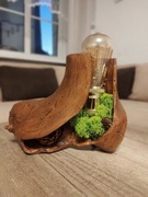 Ręcznie wykonana lampa stołowa z litego, naturalnego drewna.