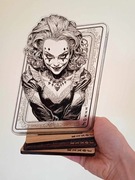 kobieta Joker Akrylowa statuetka z dębową podstawą. Personalizacja