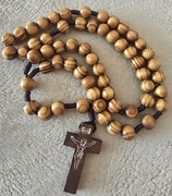 Różaniec drewniany z Watykanu. Naszyjnik. PREZENT dla Babci. Maj 2025(T).