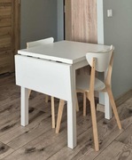 Stół z dwoma krzesłami 