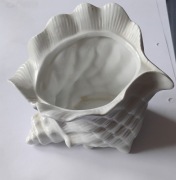 Ceramiczna doniczka w kształcie muszli. 