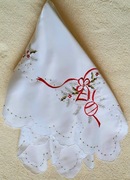 obrus świąteczny dekoracyjny haftowany.