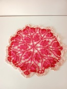 elegancka duża czerwona serweta serwetka na stół robiona na szydełku