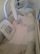 Białe łóżeczko z szufladą i monogram misia