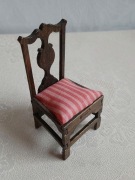 Miniaturka - drewniane krzesło z obiciem w pasy - skala 1:12 - Dollhouse