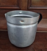 Kultowy aluminiowy  garnek do mleka z PRL- lata 50- tych.XXw.