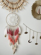 Łapacz snów różowy pióra kryształ boho makrama