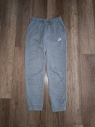 Modne spodnie dresy Nike szare 147-158 cm