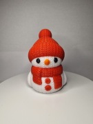 Bałwanek świąteczny w kształcie wyszydełkowanej ozdoby 3D