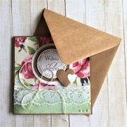 Kartka ręcznie robiona ślubna z koronką i sercami