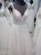 Piękna błyszcząca suknia ślubna