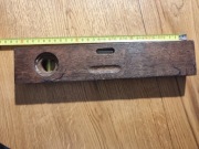 Drewniana poziomica z czasów PRL-u 