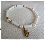 Bransoletka elastyczna biała naturalna perła muszla zawieszka HANDMADE