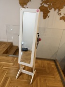 Lustro stojące z organizerem – praktyczne i stylowe