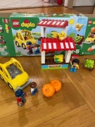 LEGO DUPLO 10867 Na targu – stragan + auto + 3 figurki, pudełko