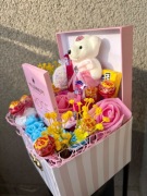 Flowerbox z kwiatami i słodyczami. Idealny na każdą okazję 