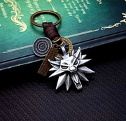 Brelok do kluczy Wiedźmin – super wykonanie, na skórzanym pasku