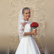 Suknia ślubna biała : Skromna elegancja 