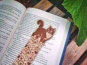 Drewniana zakładka do książki z grawerem KOT czarny puchaty okrągły kotek