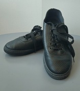 Czarne buty z perforowaną powierzchnią