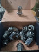 nakretki felgi / kola  oryginal Toyota hilux land crusier i inne