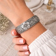 Srebrzysta bransoletka damska rzeźbiona kwiat ornament sztywna regulowana