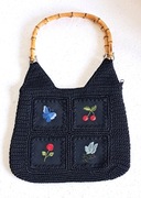 Unikatowa czarna pleciona torebka z haftami i bambusowymi uchami