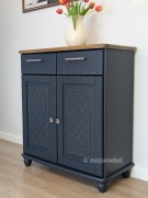 Granatowa drewniana komoda bieliźniarka  po stylizacji w pracowni 