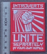 Morale Patch/Naszywka INTROWERTYCY! ŁĄCZCIE SIĘ .... (rewers z klejem)